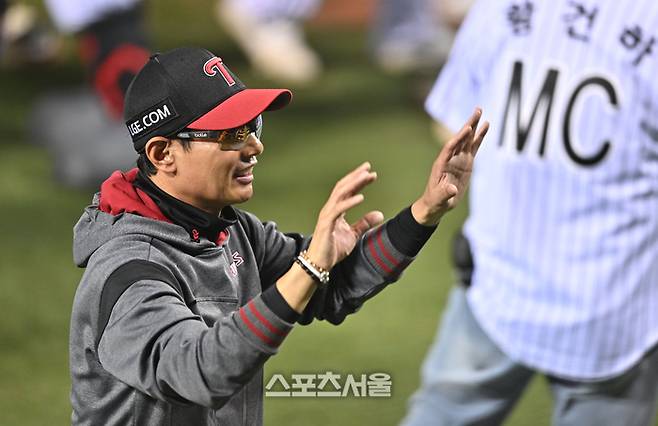 LG 염경엽 감독이 14일 서울 잠실구장에서 열린 2026 KBO리그 롯데전 승리 후 관중에 인사를 하고 있다. 잠실 | 최승섭기자 thunder@sportsseoul.com