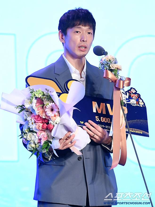 진에어 2025-2026 V리그 시상식이 13일 오후 서울 광진구 비스타워커힐서울에서 열렸다. 정규리그 MVP를 수상한 한선수가 수상 소감을 말하고 있다. 정재근 기자 cjg@sportschosun.com/2026.4.13/