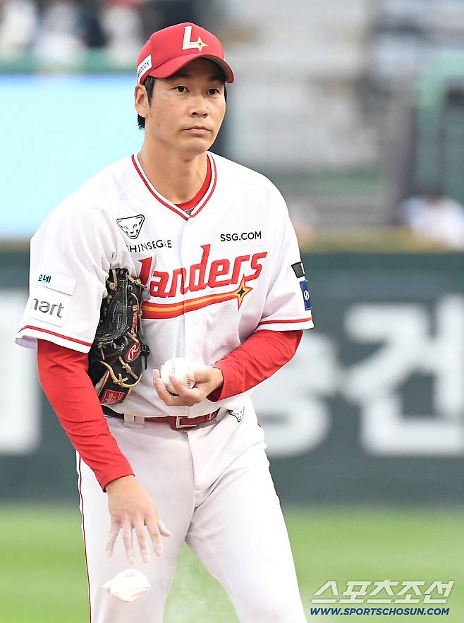 14일 인천 SSG랜더스필드에서 열린 SSG와 두산의 주중 3연전 첫 번째 경기. 선발 투구하고 있는 SSG 타케다. 인천=송정헌 기자songs@sportschosun.com/2026.04.14/