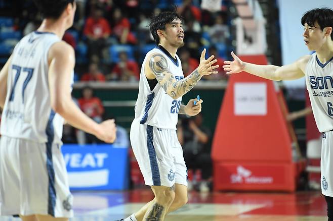 소노 이정현과 켐바오. 경기를 치를수록 리그 최상급 원-투 펀치로 위력을 발휘하고 있다. 사진제공=KBL