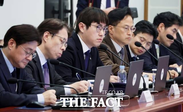 이재명 대통령은 지난 9일 하정우 AI미래수석에게 "작업이 들어온다고 넘어가고 그러면 안 된다"고 말했다. 사진은 하 수석이 (왼쪽 세번째) 지난 9일 청와대에서 열린 수석보좌관회의에서 이재명 대통령 발언을 듣고 있는 모습. /뉴시스