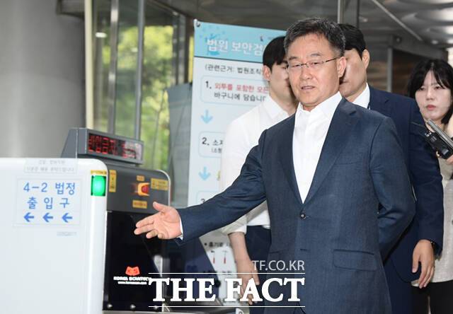 김만배 씨가 지난 2024년 서울 서초구 서울중앙지방법원에서 열린 구속영장실질심사에 출석하고 있다./이새롬 기자