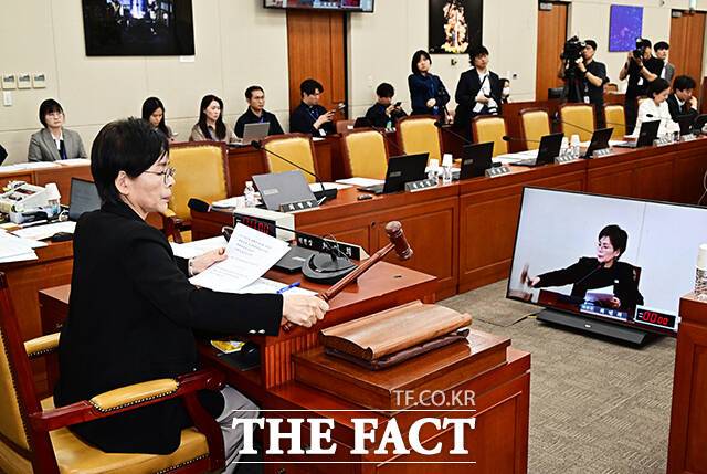 최민희 과방위원장이 14일 오후 서울 여의도 국회에서 열린 과학기술정보방송통신위원회 전체회의에 참석해 안건을 의결하고 있다. /국회=배정한 기자