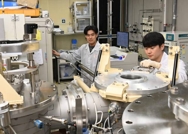 산화물 반도체로 캐패시터 없는 DRAM 구조를 제안한 ETRI 연구진.(사진=ETRI)