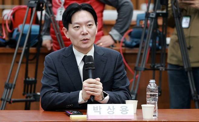 쌍방울 대북송금 사건을 수사했던 박상용 검사가 7일 국민의힘 의원들이 국회에서 연 '민주당의 공소취소·재판조작 진상규명 청문회'에 참석해 의원의 질의에 답하고 있다. 연합뉴스