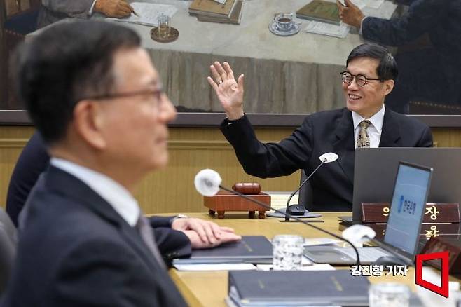 이창용 한국은행 총재가 지난 10일 서울 중구 한은 본관에서 열린 금융통화위원회 본회의에서 회의를 주재 하고 있다.