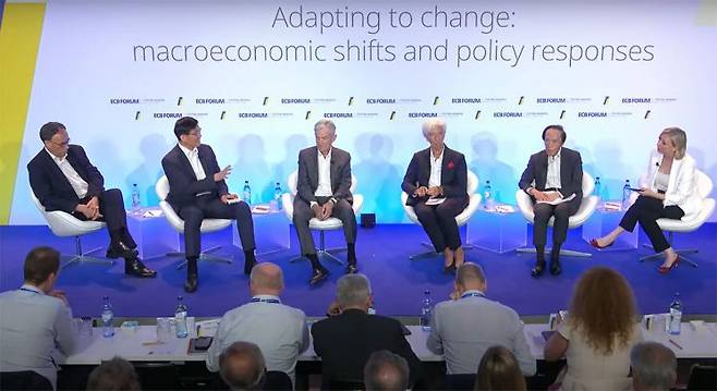 (왼쪽부터)앤드루 베일리 영란은행 총재, 이창용 한국은행 총재, 제롬 파월 미국 연방준비제도 의장, 크리스틴 라가르드 유럽중앙은행 총재, 우에다 가즈오 일본은행 총재가 지난해 포르투갈 신트라에서 열린 ECB 중앙은행 포럼의 정책 토론 세션에 패널로 참석해 의견을 나누고 있다. ECB 유튜브