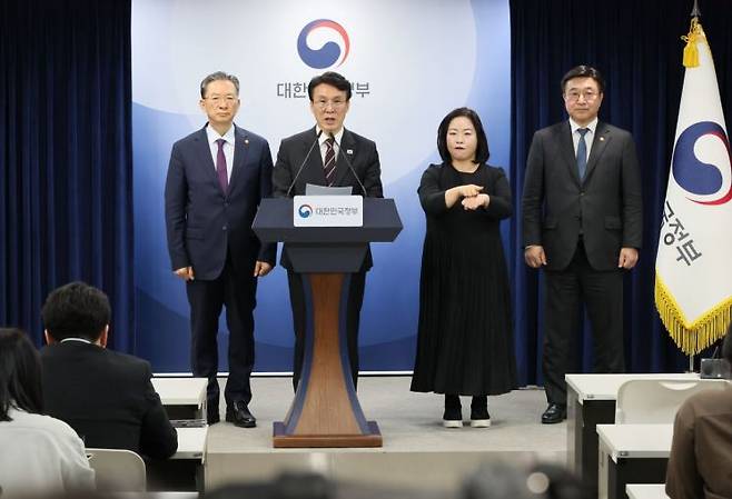 김민석 국무총리가 14일 서울 종로구 정부서울청사에서 제9회 동시지방선거 관련 대국민담화를 하고 있다.    왼쪽부터 정성호 법무부 장관, 김 총리, 윤호중 행정안전부 장관. 2026.4.14    uwg806@yna.co.kr 연합뉴스