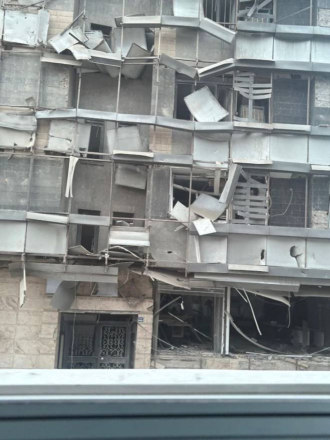 지난 2일(현지시간) 이란 테헤란의 주이란한국대사관 직원 숙소 인근 건물이 폭격을 맞아 파손돼 있다. 연합뉴스