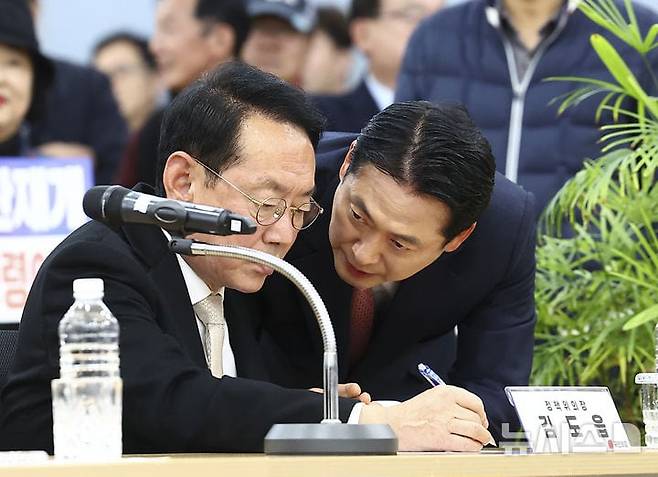 이야기 나누는 장동혁 대표와 김도읍 의원