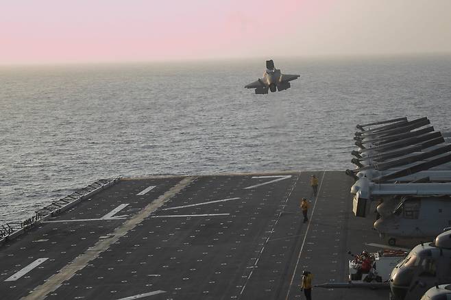 10일 미 해병대 소속 F-35B 라이트닝 II가 미해군 상륙함 USS 트리폴리(LHA 7)에서 이륙하고 있다. 트리폴리함은 현재 미 중앙사령부 관할 구역에서 향해 중이다./미 중부 사령부