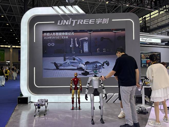 13일 오후 하이난성 하이커우시에서 열린 제6회 하이난국제소비재박람회에서 관람객이 유니트리 휴머노이드를 살피고 있다. /하이난(중국)=이은영 특파원