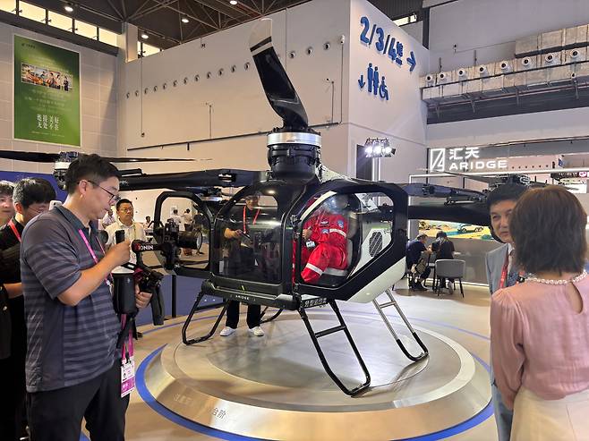 13일 오후 하이난성 하이커우시에서 열린 제6회 하이난국제소비재박람회에 플라잉카가 전시돼 있다. /하이난(중국)=이은영 특파원