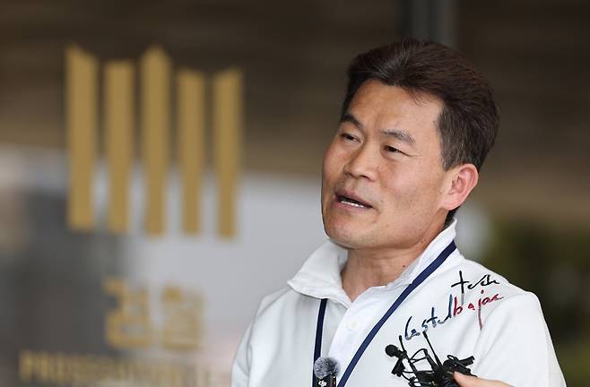 이재명 대통령과 이준석 개혁신당 대표에 대한 명예훼손 혐의를 받는 전 한국사 강사 전한길 씨가 13일 서울 서초구 서울중앙지방검찰청에서 열린 구속영장 청구 전 피의자 조사에 출석하며 취재진에 입장을 밝히고 있다. 연합뉴스