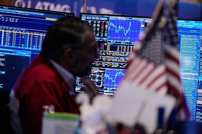 뉴욕 증권거래소의 한 근무자 너머에 설치된 모니터로 각종 금융 데이터가 제시되고 있다(자료사진). ⓒAP/뉴시스