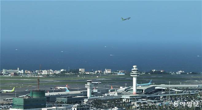 제주국제공항 활주로. 최근 제주를 오가는 항공권이 매진되는 사례가 늘면서 제주도가 특별 증편과 대형기 투입을 요청하고 있다. 동아일보DB