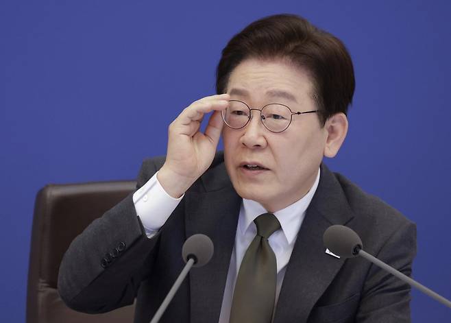 이재명 대통령이 14일 청와대에서 열린 제16회 국무회의 겸 제5차 비상경제점검회의에서 발언을 하고 있다. 청와대통신사진기자단