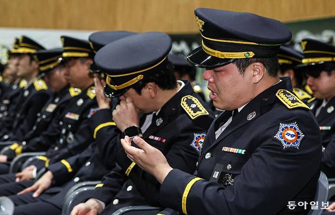 14일 오전 전남 완도군 농어민문화체육센터에서 고(故) 박승원 소방경과 고(故) 노태영 소방교의 영결식이 엄수되고 있는 가운데 동료 소방관들이 눈물을 흘리고 있다. 완도=이한결 기자 always@donga.com