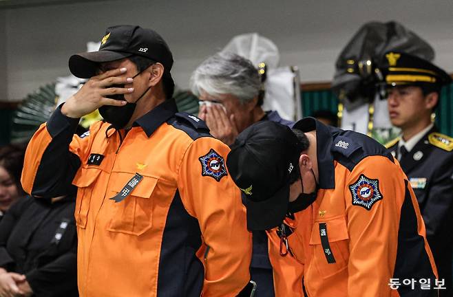 14일 오전 전남 완도군 농어민문화체육센터에서 고(故) 박승원 소방경과 고(故) 노태영 소방교의 영결식이 엄수되고 있는 가운데 동료 소방관들이 눈물을 흘리고 있다. 완도=이한결 기자 always@donga.com