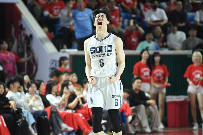 소노의 ‘에이스’ 이정현이 14일 서울 송파구 잠실학생체육관에서 열린 2025~2026시즌 프로농구 6강 플레이오프 SK와의 경기에서 득점 후 포효하고 있다. 이날 생일을 맞은 이정현은 양 팀 최다인 22득점을 기록했다. 뉴스1