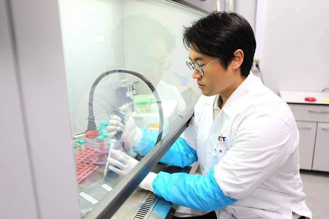 국가독성과학연구소가 뇌 속 성상세포를 3D 환경에서 배양해 신경독성과 뇌 질환 치료제 효능, 안전성을 수 분 만에 판독할 수 있는 평가 플랫폼 'ARC-3D'를 개발했다. 사진은 이유빈 글로벌의약바이오연구단 선임연구원. 독성연 제공