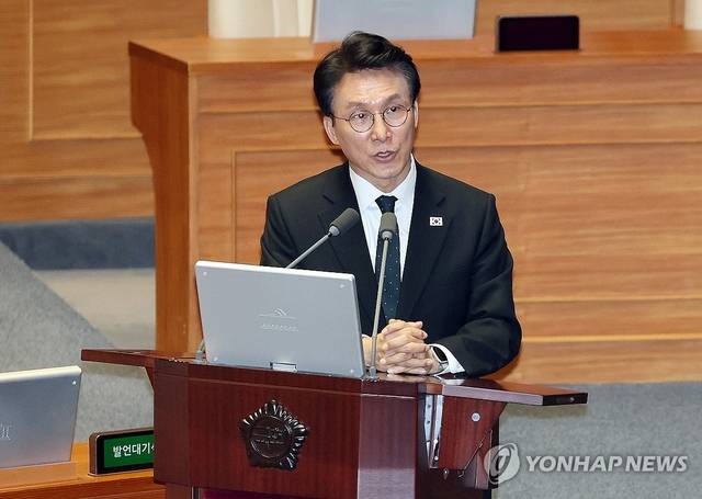 김민석 국무총리가 지난 13일 국회에서 열린 교육·사회·문화 분야 대정부 질문에서 의원들의 질문에 답하고 있다. 연합뉴스