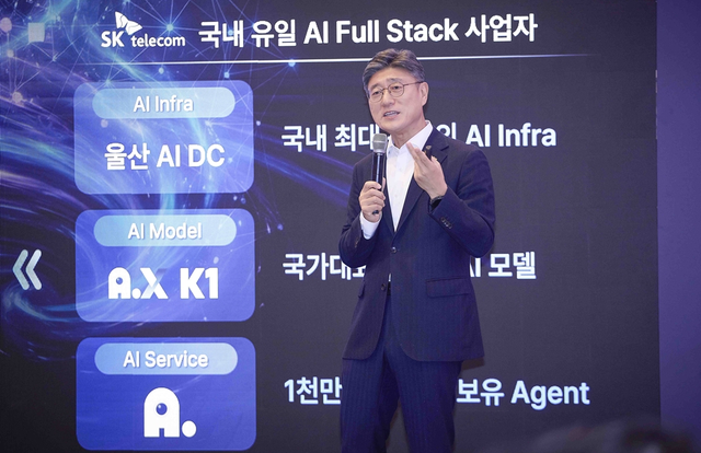 정재헌 SK텔레콤 최고경영자(CEO)가 지난달 스페인 바르셀로나에서 열린 MWC26 현장에서 기자간담회를 열고 'AI 네이티브' 혁신 전략을 발표하고 있다. SKT 제공