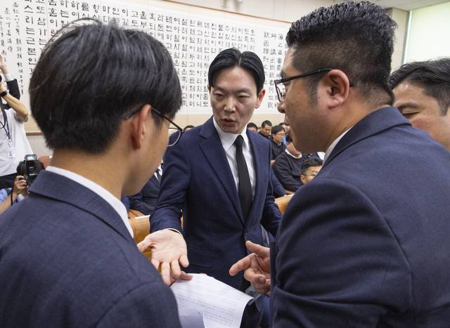 14일 국회 ‘윤석열 정권 정치검찰 조작 기소 의혹 사건 진상규명’ 국정조사특별위원회에서 열린 쌍방울 대북 송금 사건 관련 청문회에서 이화영 전 경기 평화부지사 수사·재판을 맡았던 박상용 검사가 증인 선서를 거부한 뒤 거부의 이유를 구두로 설명할 수 있는 기회를 요구하다 서영교 국조특위원장의 명령으로 퇴장하며 서면으로 소명서를 제출하고 있다.[연합뉴스 사진]