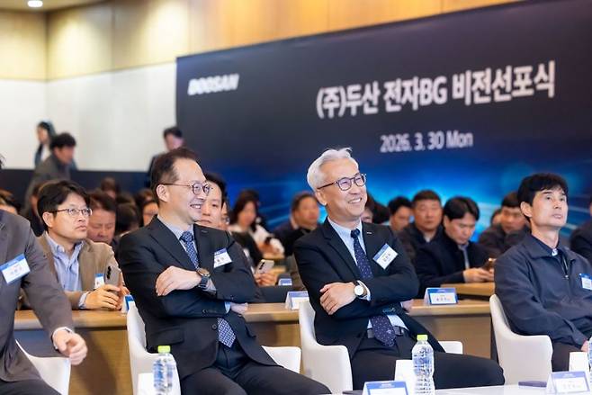 김인욱 ㈜두산 전자BG 사장(오른쪽 두번째)이 지난달 30일 경기 용인시 수지기술원에서 열린 비전 선포식에 참여하고 있다. ㈜두산 전자BG 링크드인 제공