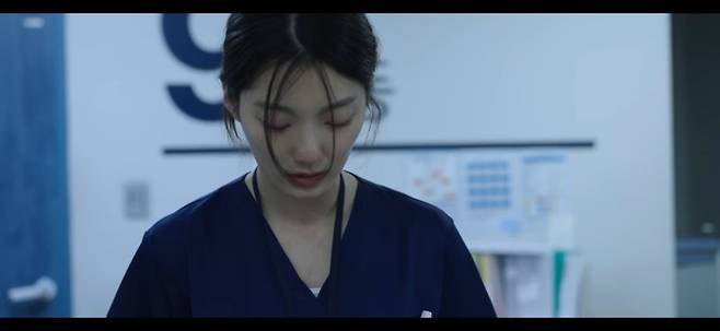 최근 간호 업계의 고질적인 악습인 '태움'이 당당한 MZ 세대 신입 간호사들의 강경 대응으로 뒤집히고 있다는 글이 온라인 상에서 화제가 되고 있다. 이를 두고 "부당한 관행이 마침내 깨지고 있다"는 긍정적인 반응과 "환자의 생명이 직결된 문제인 만큼 시스템 붕괴가 우려된다"는 엇갈린 목소리가 나오고 있다. /사진=뉴시스(유튜브 채널 '진용진' 캡처)