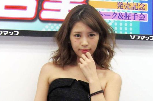 일본 유명 배우 고 사카구치 료코의 딸이자 전직 배우인 사카구치 안리가 절도 혐의로 체포된 후 석방됐지만 건강 악화와 생활고 등을 겪고 있는 것으로 전해졌다. [사진출처 = 시나뉴스]