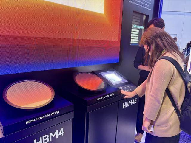 3월 16일 미국 캘리포니아주 새너제이 컨벤션센터에서 진행된 엔비디아 기술 콘퍼런스 'GTC 2026'에 마련된 삼성전자 부스를 찾은 관람객이 7세대 고대역폭메모리 'HBM4E' 시제품을 살펴보고 있다. 새너제이=연합뉴스