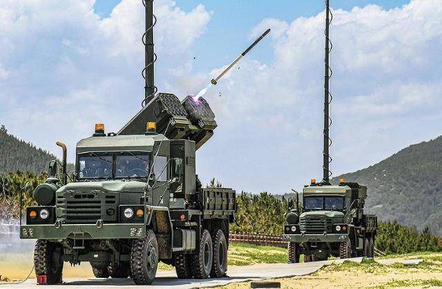 해병대가 운용하는 지상 발사체계에서 LIG넥스원의 대함 유도로켓 '비궁'이 발사되고 있다. LIG넥스원 제공