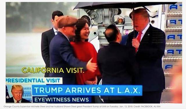 2018년 1월 도널드 트럼프(오른쪽) 미 대통령이 캘리포니아주를 방문한 자리에 당시 오렌지카운티 수퍼바이저(행정책임자)였던 미셸 스틸(가운데) 주한 미국대사 지명자가 공항에 마중 나와 밝게 웃으며 인사하고 있다. 보이스오브OC 화면 캡처