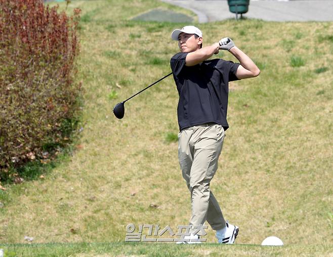 구자철 제주 어드바이저가 13일 경기도 용인 코리아CC에서 열린 2026 축구인골프대회에서 스윙하고 있다. 사진=공동취재단