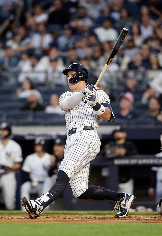 <yonhap photo-2221=""> NEW YORK, NEW YORK - APRIL 13: Aaron Judge #99 of the New York Yankees hits a two-run home run in the first inning against the Los Angeles Angels at Yankee Stadium on April 13, 2026 in New York City. Jim McIsaac/Getty Images/AFP (Photo by Jim McIsaac / GETTY IMAGES NORTH AMERICA / Getty Images via AFP)/2026-04-14 09:22:10/ <저작권자 ⓒ 1980~2026 ㈜연합뉴스. 무단 전재 재배포 금지, AI 학습 및 활용 금지></yonhap>