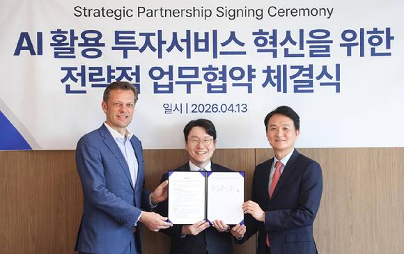(왼쪽부터) 니콜라스 팔마뉴 LSEG 글로벌 영업대표, 임우형 LG AI연구원장, 엄주성 키움증권 대표가 지난 13일 오후 서울 여의도 키움증권 본사에서 LG AI연구원-LSEG-키움증권이 금융 AI 에이전트 서비스 출시를 위한 3자 업무협약을 체결하고 기념사진을 찍고 있다.[사진=LG]