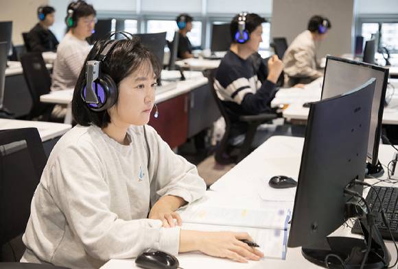 삼성전자 인재개발원(경기도 용인)에서 삼성전자 감독관이 삼성직무적성검사(GSAT) 응시자를 대상으로 예비 소집을 진행하고 있다.[사진=삼성전자]