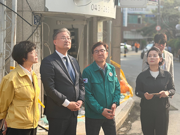 이연희(왼쪽 두번째) 국회의원이 13일 청주시 관계자 등과 봉명동 가스폭발사고 현장을 둘러보고 있다. 2026. 04. 14. [사진=이연희 국회의원실]
