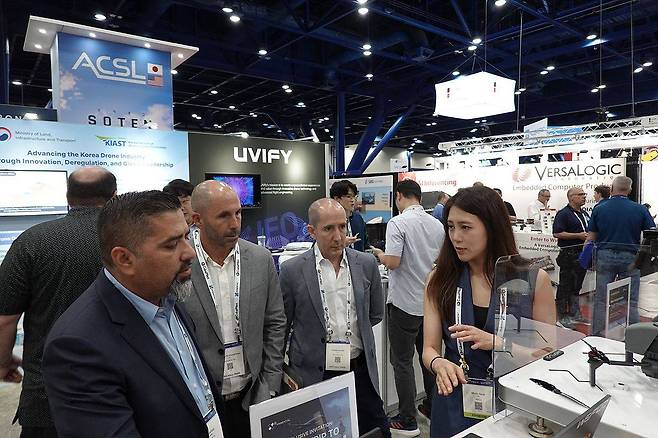 해외 업계 관계자에게 기술을 소개하는 위플로 / 출처=위플로