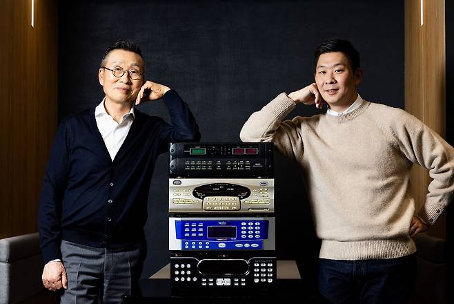 윤재환 TJ미디어 회장(왼쪽)과 윤나라 대표. 윤 회장은 “열심히 노래를 불렀는 데도 점수가 박하게 나와 노래방 기기가 괘씸하게 느껴질 때가 있다”며 웃었다. 우상조 기자