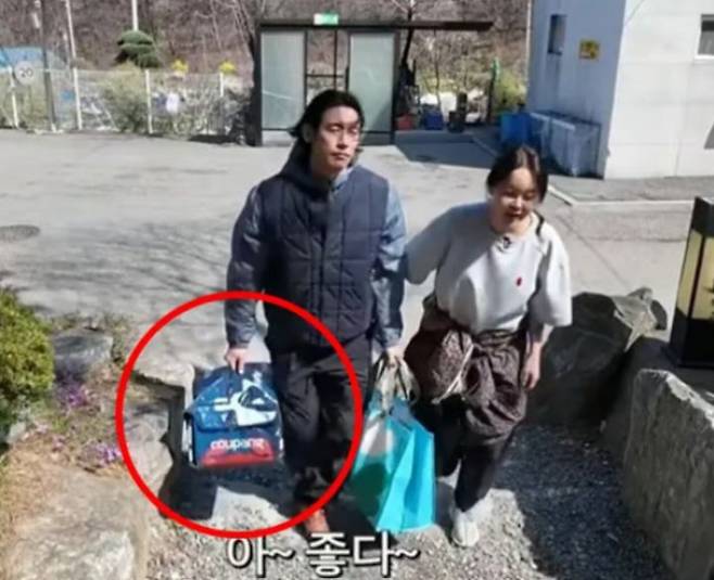 백지영 부부가 쿠팡 프레시백을 들고 캠핑에 나서는 모습. 해당 장면은 현재 삭제됐다. 백지영 유튜브 채널