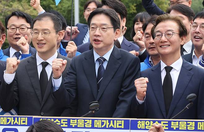 더불어민주당 부산 전재수(오른쪽), 울산 김상욱(왼쪽), 경남 김경수 후보가 14일 오전 봉하마을 고 노무현 전 대통령 묘역 앞에서 '부울경 해양수도 메가시티' 공동 출정식 후 기념촬영하고 있다. 송봉근 객원기자