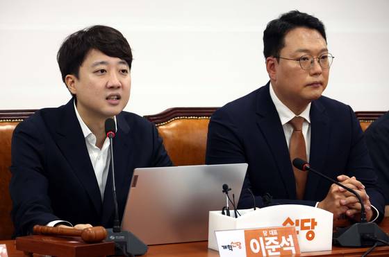 이준석 개혁신당 대표가 서울 여의도 국회에서 열린 최고위원회의에서 발언을 하고 있다. 오른쪽은 천하람 원내대표. 뉴시스
