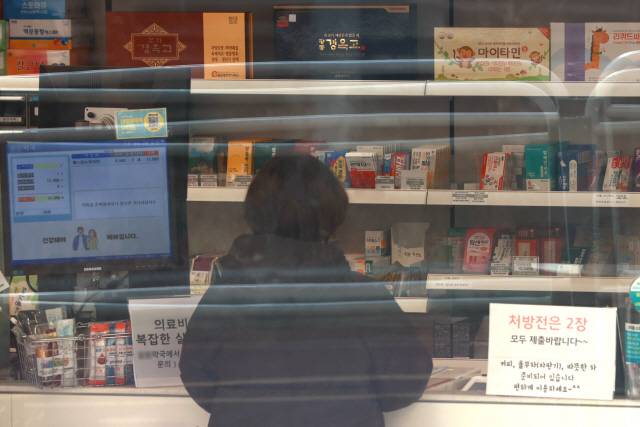 ▲ 28일 서울 시내 한 약국에서 시민이 약을 구매하고 있다. 최근 독감뿐만 아니라 여러 호흡기 감염병의 유행 등으로 의료 현장에서는 해열제나 항생제 같은 약품 물량이 부족하다는 목소리가 커지고 있다. 연합뉴스