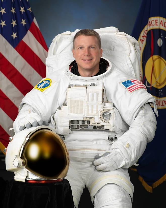 우주복을 입은 테리 버츠 전 국제우주정거장 사령관. NASA