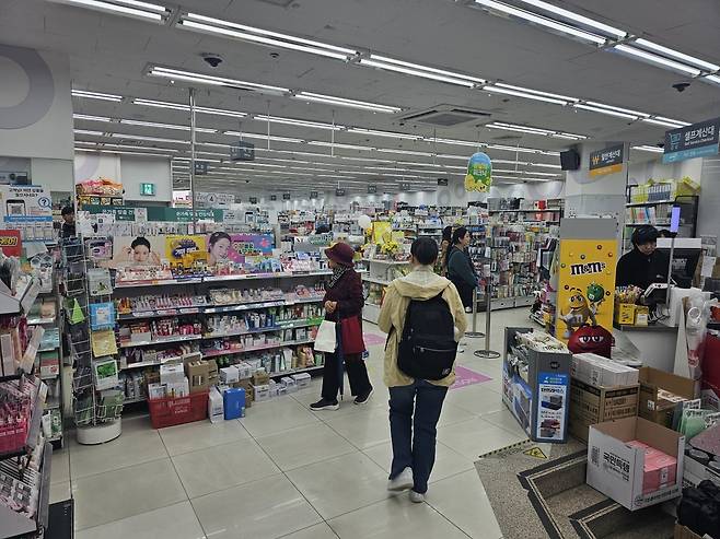 13일 서울 시내 한 다이소 매장에서 시민들이 상품을 살펴보고 있다. 권용훈 기자