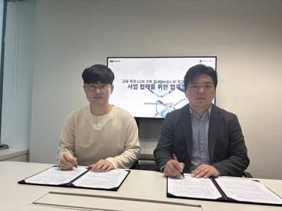 사진=딥서치 김재윤 대표(오른쪽)와 모티프테크놀로지스 임정환 대표(왼쪽)