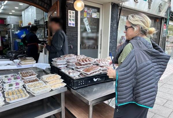 서울 낙원동 종로떡집 앞에서 한 외국인이 떡과 약과를 살펴보고 있다.  이소이 기자