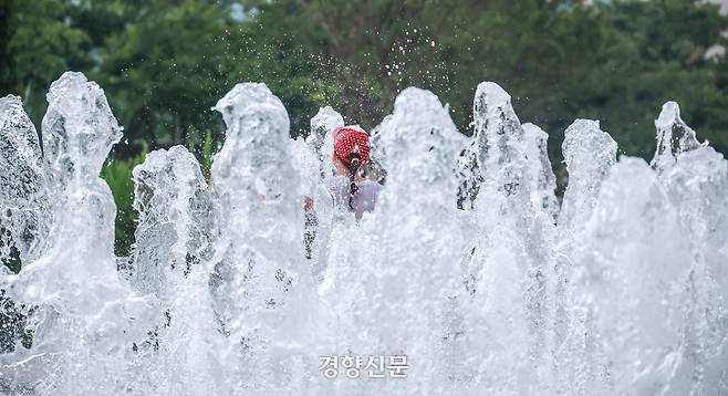 폭염이 이어진 지난해 7월 서울 시청 앞 분수대에서 어린이들이 물놀이를 즐기고 있다. 성동훈 기자